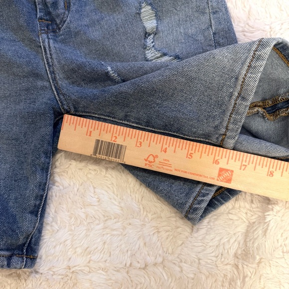 GAP High Rise 7 inch Denim Shorts | Medium Wash | Size 27 Distressed jorts - Picture 5 of 8